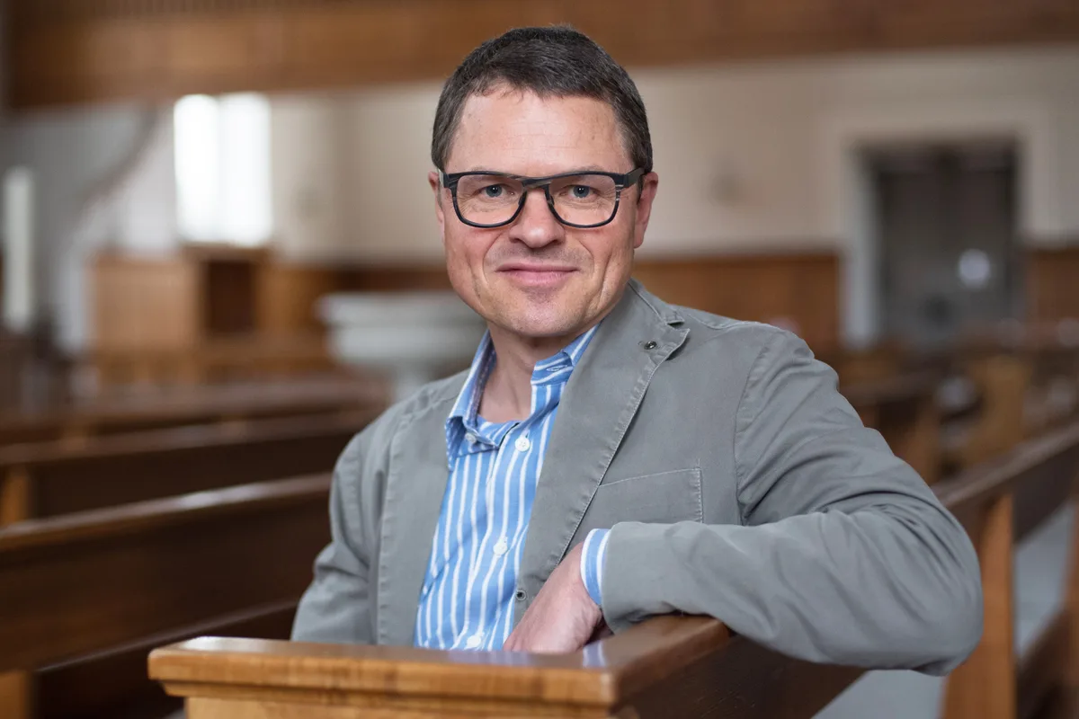 Pfarrer Matthias Rüsch sitzt in der reformierten Kirche Uster.